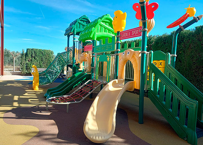 Parque infantil en Almochuel